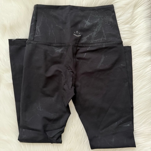 Beyond Yoga Pants - Beyond Yoga Powershine Black Marble Leggings Midi XS